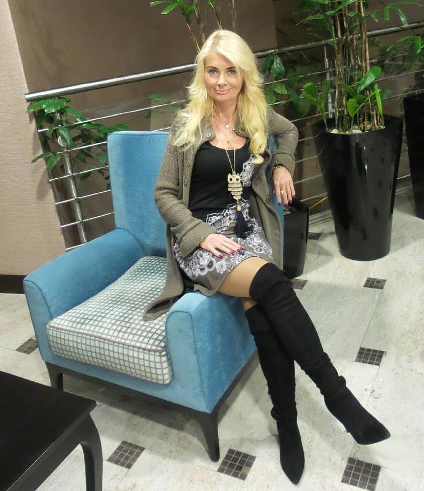 25P Mature, Old, Married Woman in Nylons