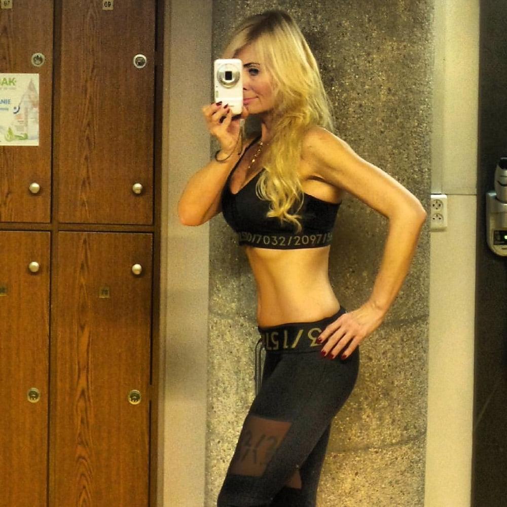 25P Mature, Old, Married Woman in Nylons