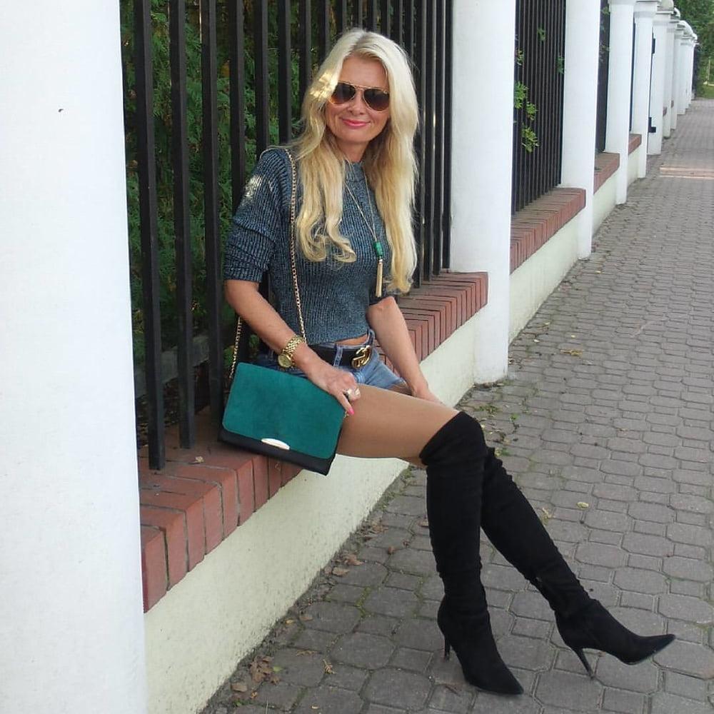 25P Mature, Old, Married Woman in Nylons