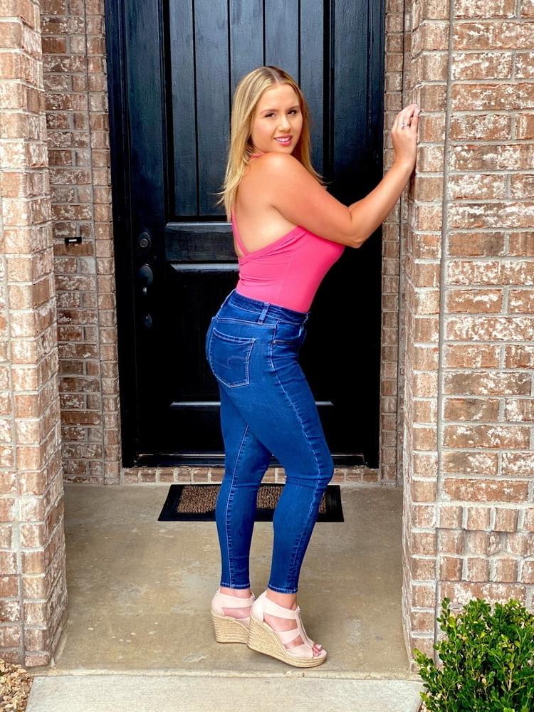 25P Thick Blonde Babe Shows Off Massive Tits