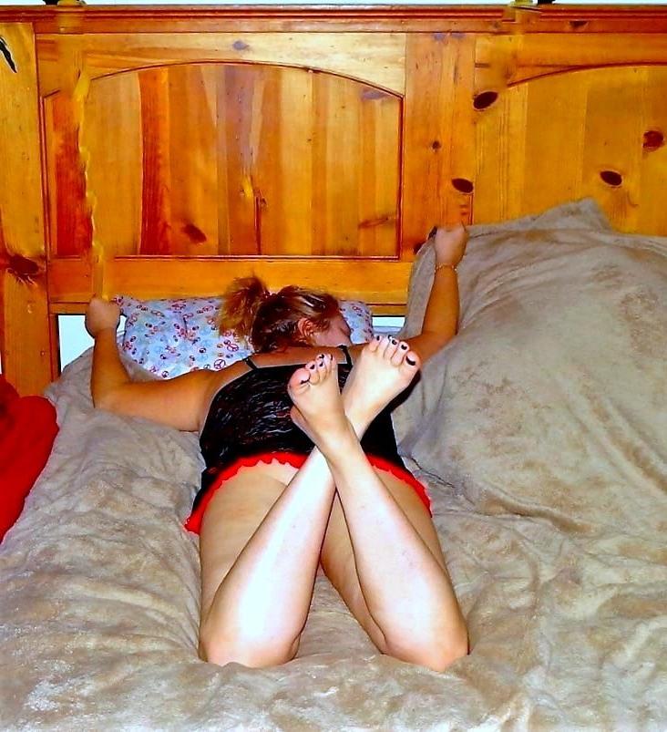 19P Wife flashes and teases husband and his buddies at home