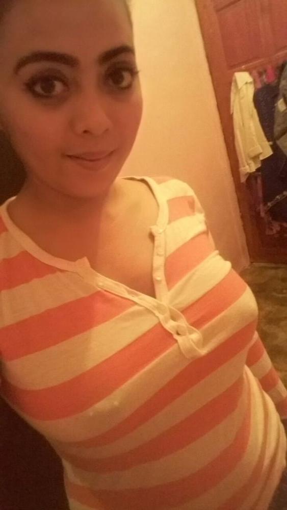 25P Indian muslim girl showing her pierced