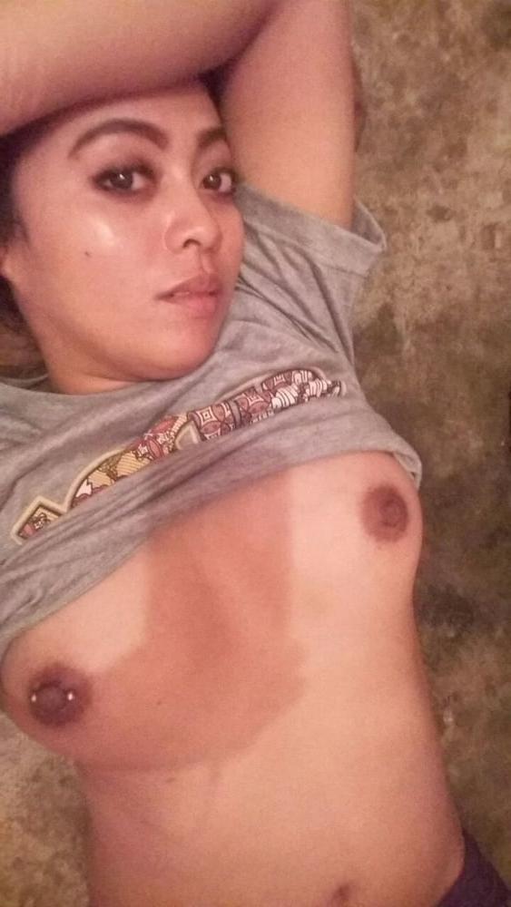 25P Indian muslim girl showing her pierced