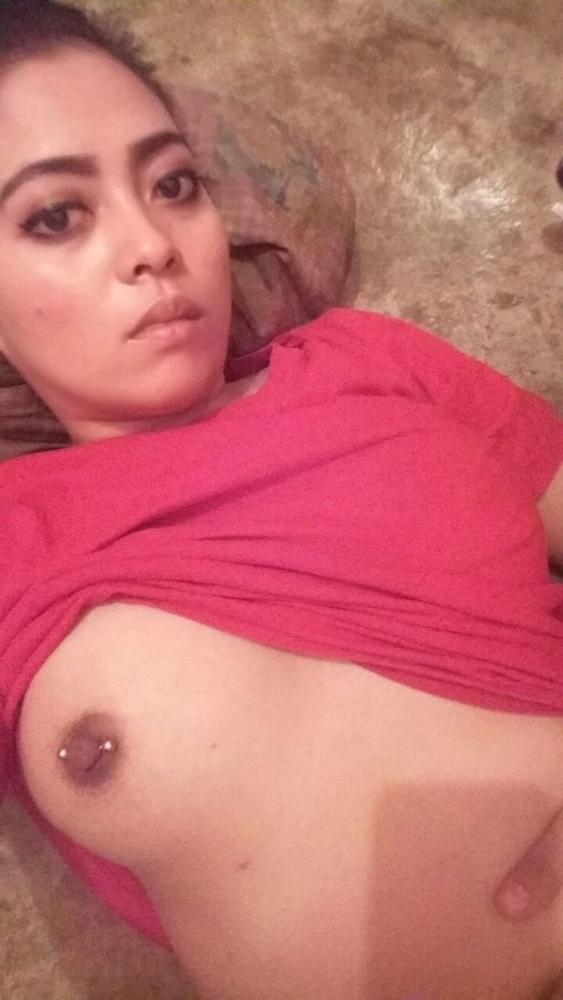 25P Indian muslim girl showing her pierced