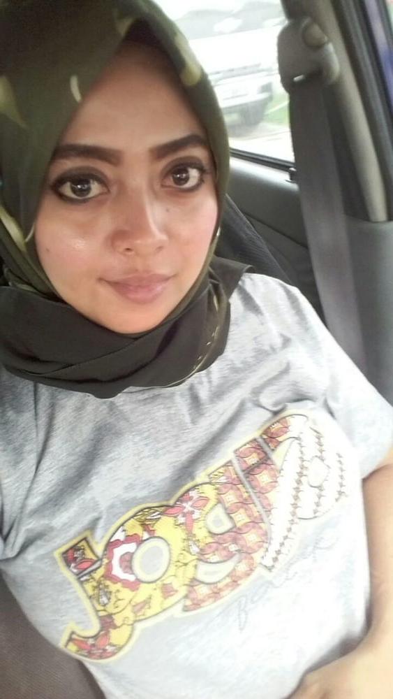 25P Indian muslim girl showing her pierced