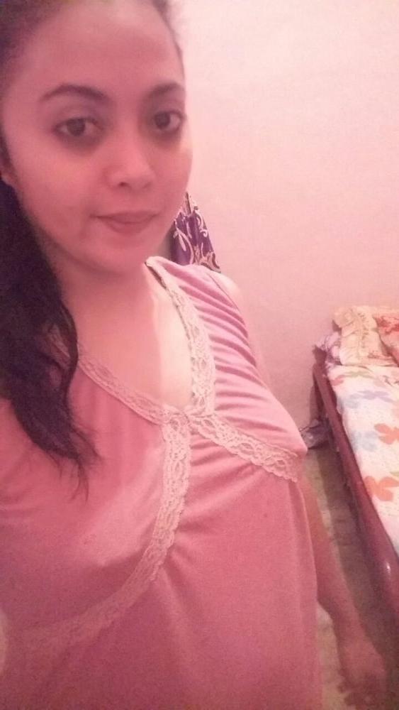 25P Indian muslim girl showing her pierced