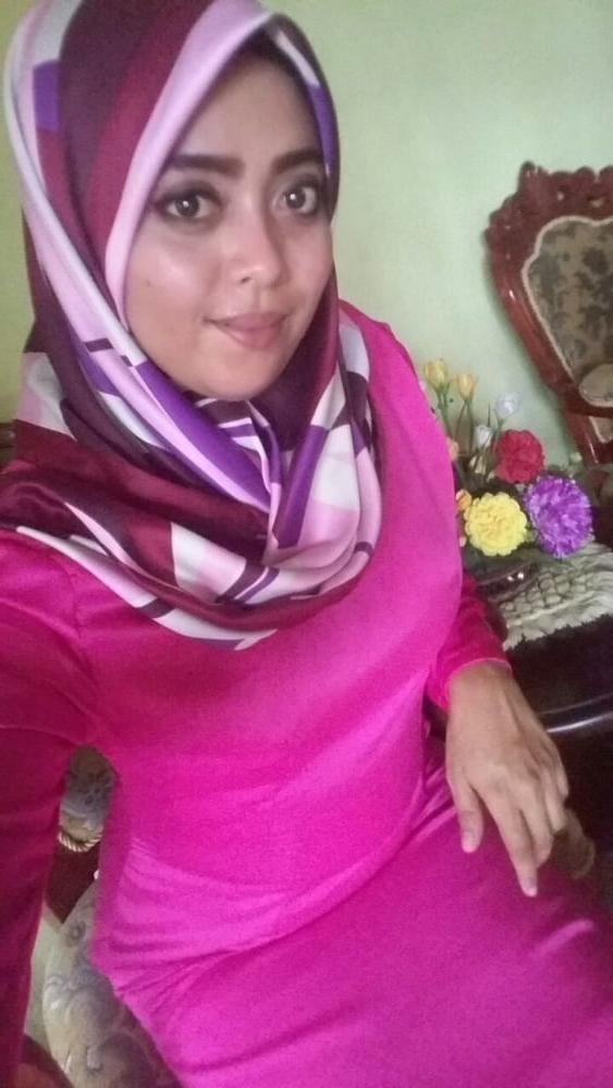 25P Indian muslim girl showing her pierced