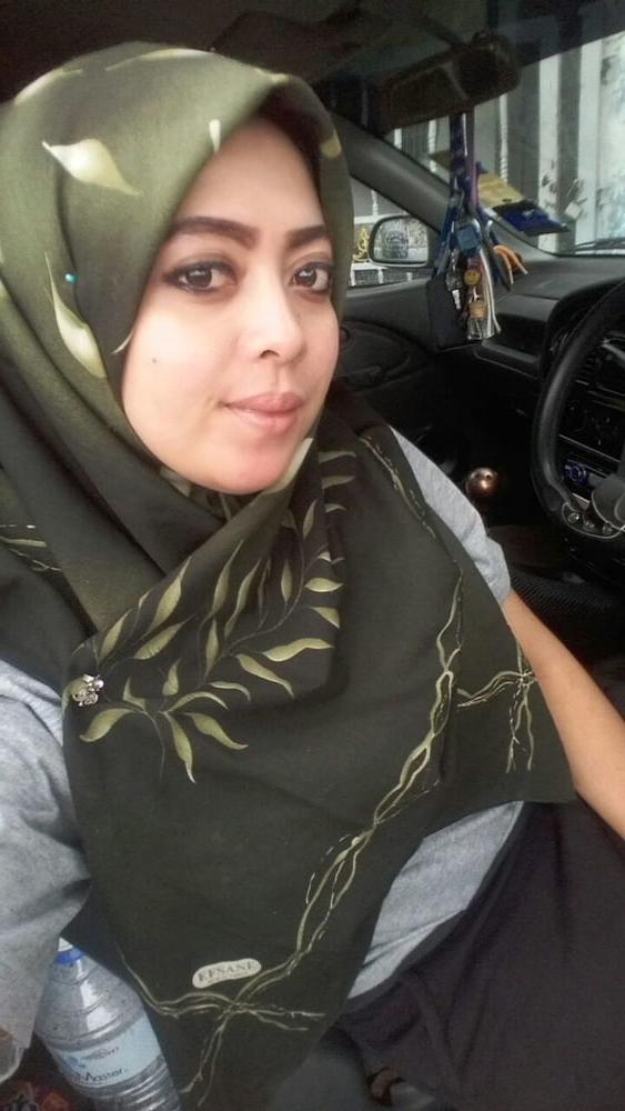 25P Indian muslim girl showing her pierced