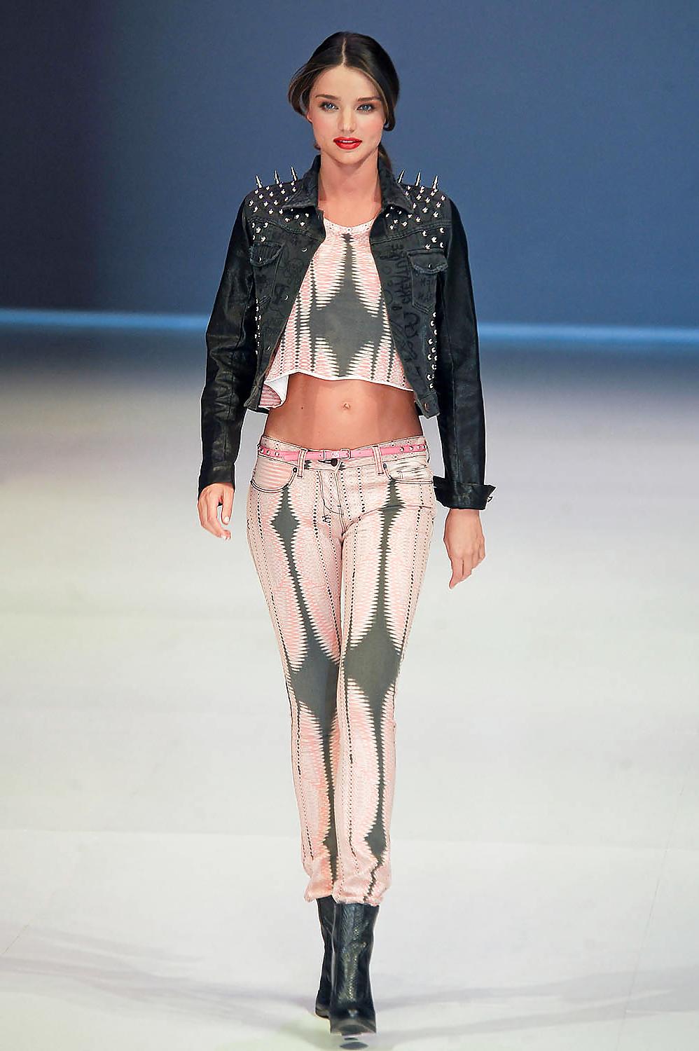 25P Miranda Kerr Back on The Runway with Her New Boobs