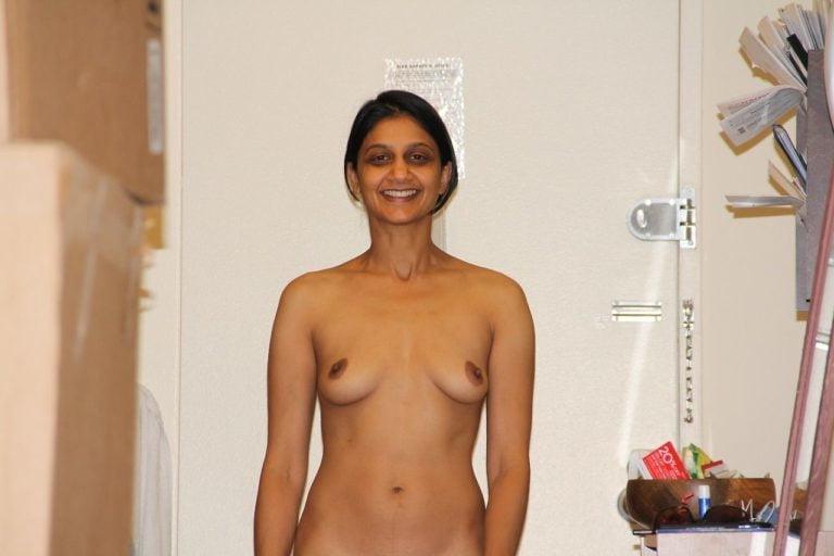 8P indian wife giving sexy pose