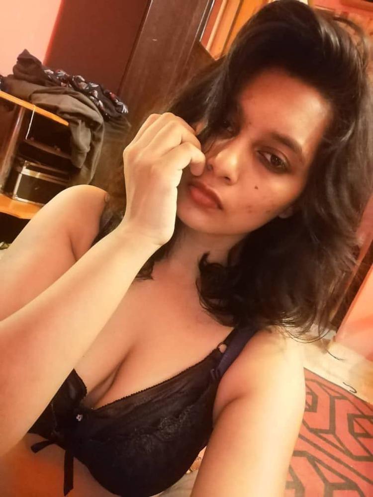 25P indian girl lockdown selfie 2