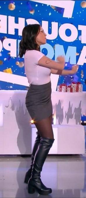 12P Host TV in leather boots