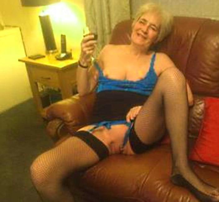 25P Grannys mobile phone pics