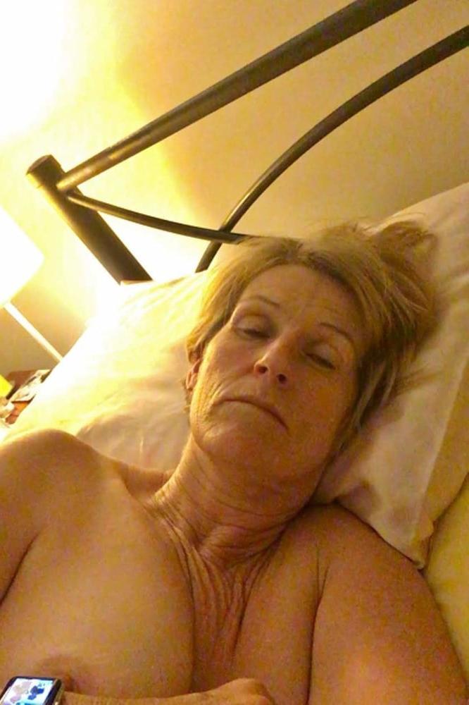 25P Horny Wife Showing some Love to the Internet