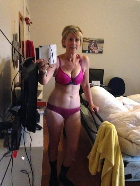 25P Horny Wife Showing some Love to the Internet