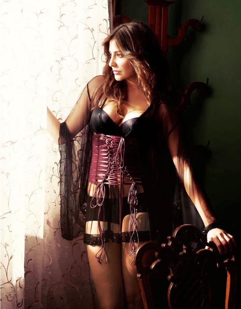 11P Anushka Sharma Hot Photoshoot