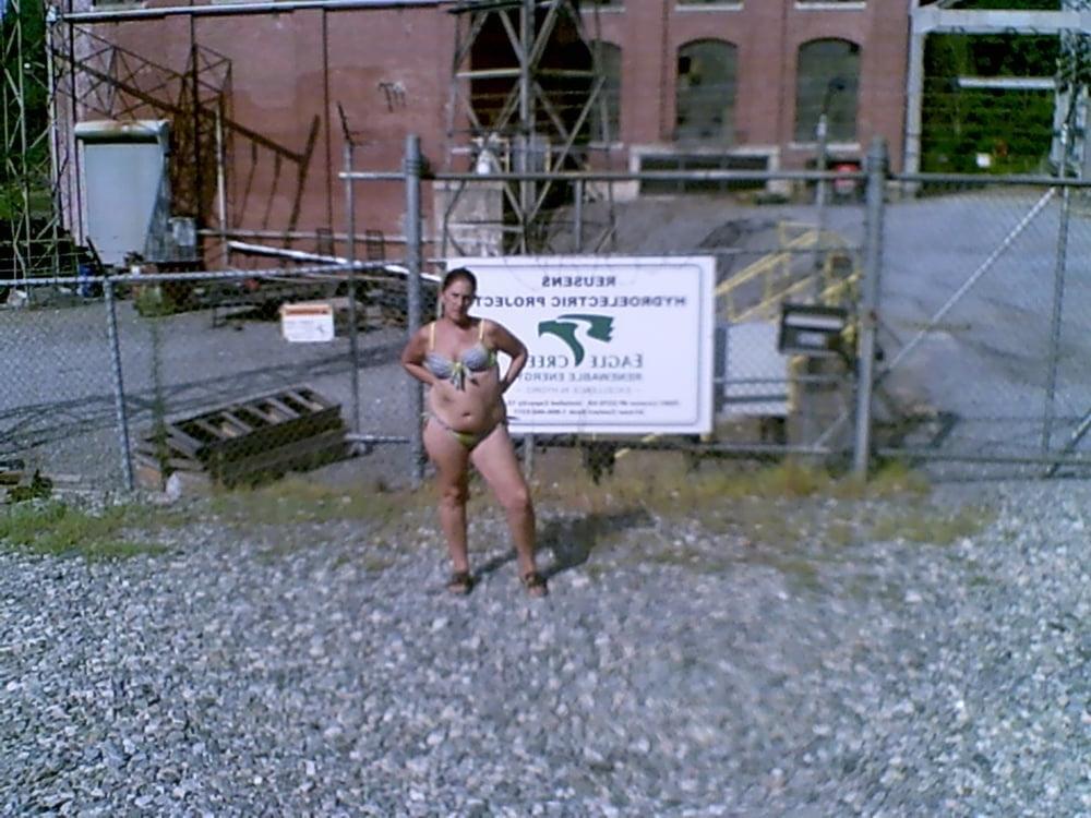 25P Hot Wife Dee on Vacation and Showing Off