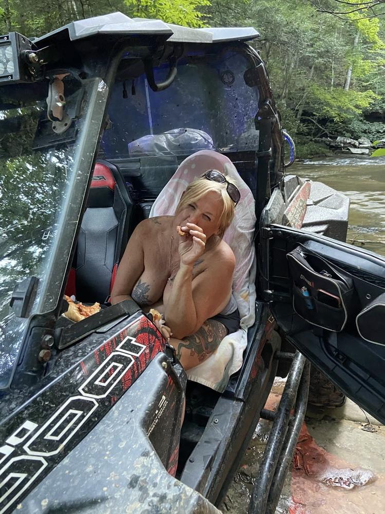 16P Crazy WV slut wife Wendi