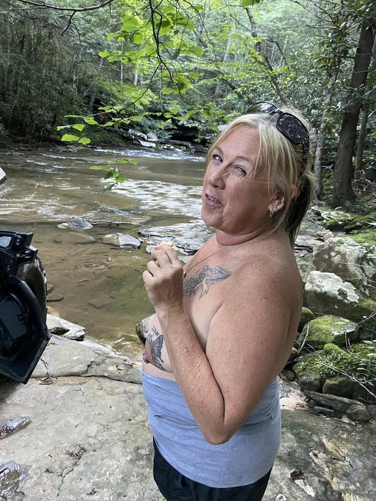 16P Crazy WV slut wife Wendi