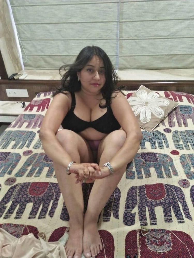 25P Indo Paki Muslim Hijab Whore shows her BIG BOOBS &amp; BIG ASS
