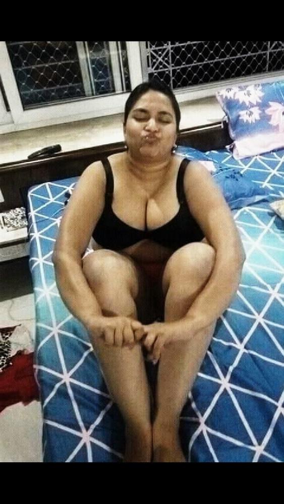 25P Indo Paki Muslim Hijab Whore shows her BIG BOOBS &amp; BIG ASS