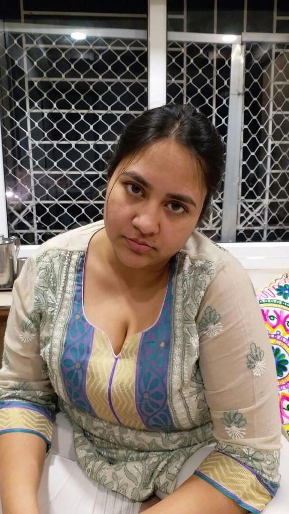 25P Indo Paki Muslim Hijab Whore shows her BIG BOOBS &amp; BIG ASS