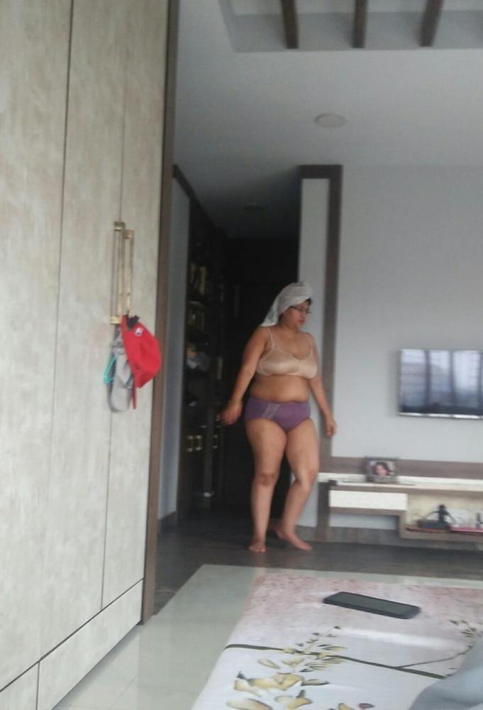 25P Indo Paki Muslim Hijab Whore shows her BIG BOOBS &amp; BIG ASS