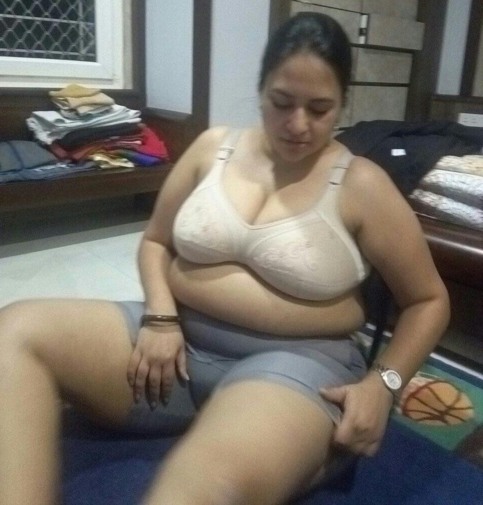 25P Indo Paki Muslim Hijab Whore shows her BIG BOOBS &amp; BIG ASS