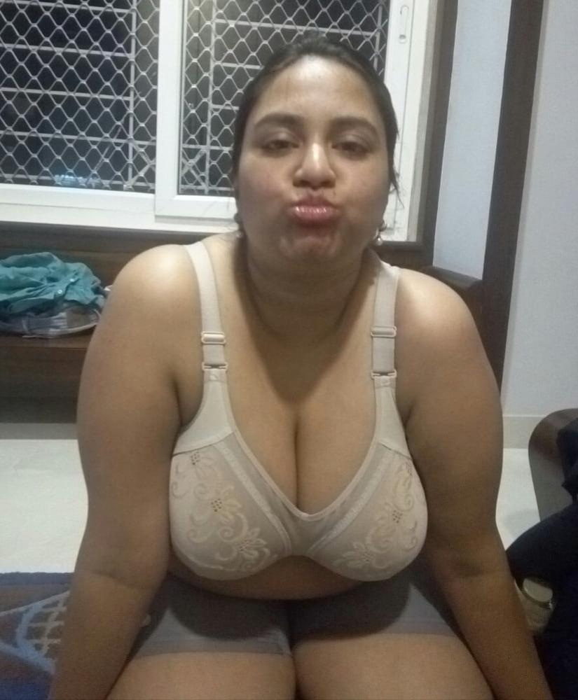 25P Indo Paki Muslim Hijab Whore shows her BIG BOOBS &amp; BIG ASS
