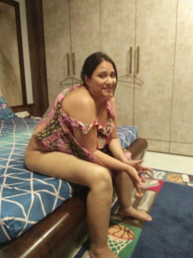 25P Indo Paki Muslim Hijab Whore shows her BIG BOOBS &amp; BIG ASS