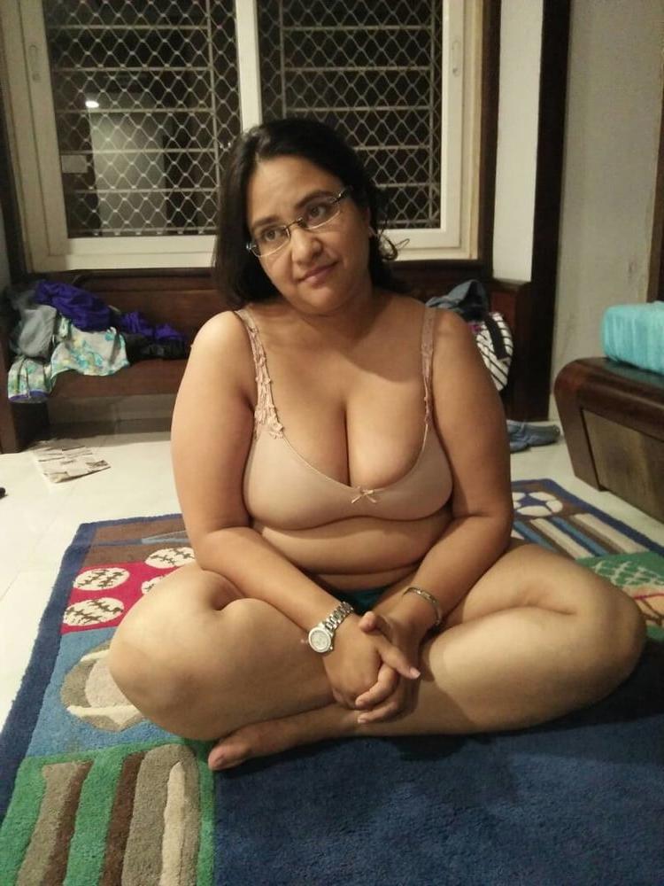 25P Indo Paki Muslim Hijab Whore shows her BIG BOOBS &amp; BIG ASS