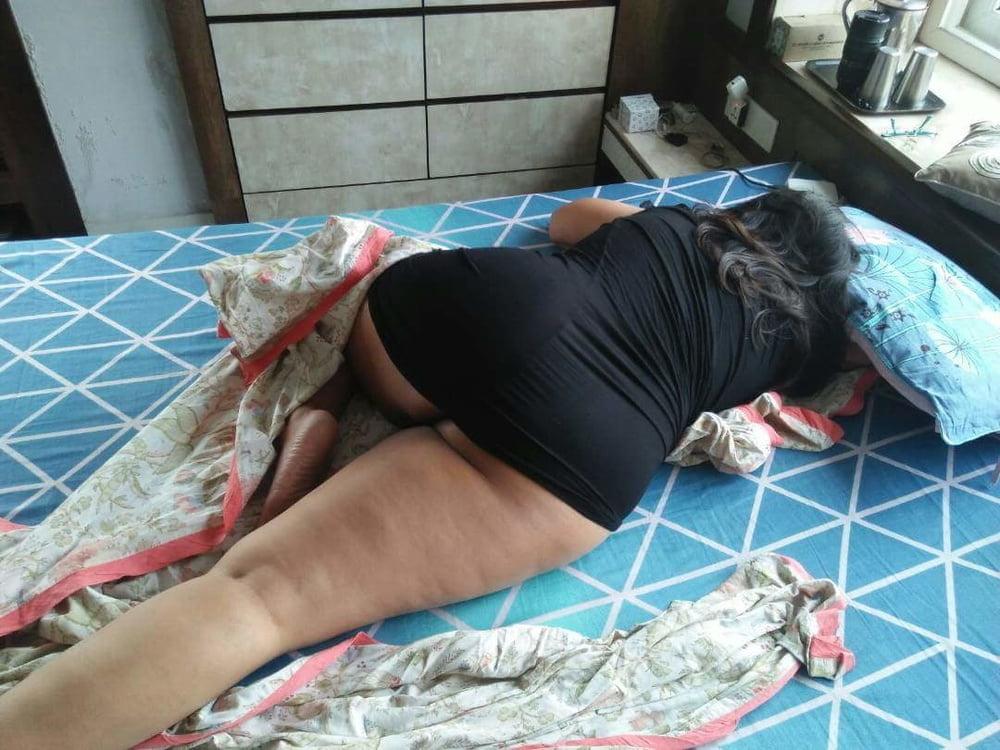 25P Indo Paki Muslim Hijab Whore shows her BIG BOOBS &amp; BIG ASS