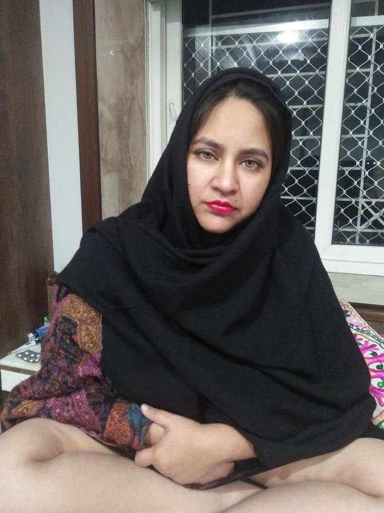 25P Indo Paki Muslim Hijab Whore shows her BIG BOOBS &amp; BIG ASS