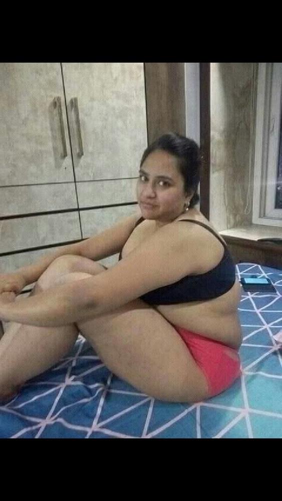25P Indo Paki Muslim Hijab Whore shows her BIG BOOBS &amp; BIG ASS