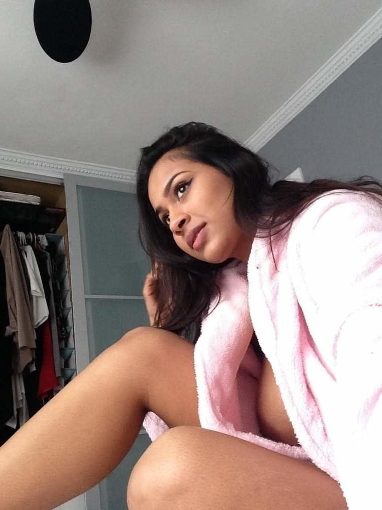 25P Indian NRI selfies