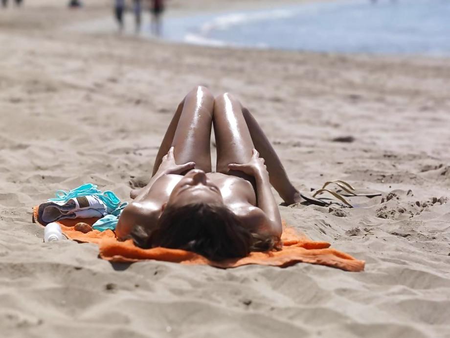 25P I love to masturbate on the beach on the unfamiliar babes