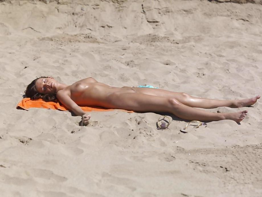 25P I love to masturbate on the beach on the unfamiliar babes