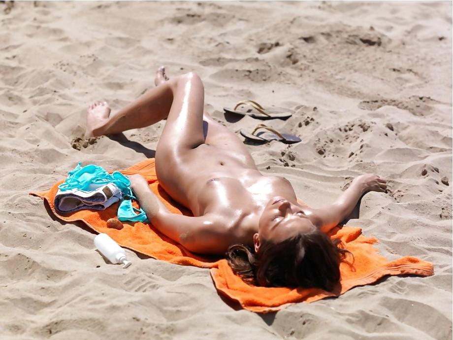 25P I love to masturbate on the beach on the unfamiliar babes