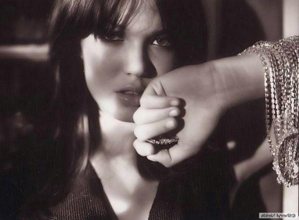 25P Mandy Moore - Sheryl Nields Photoshoot (2003)
