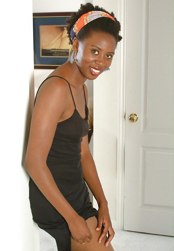 15P EBONY IN PANTYHOSE