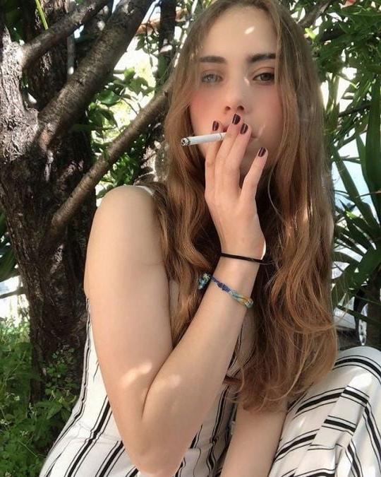 20P Smoking Hotties 24
