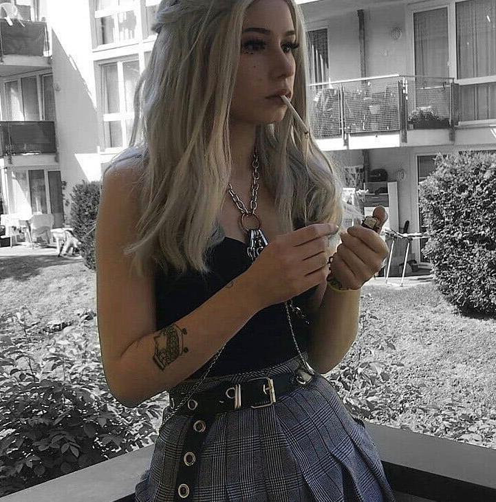20P Smoking Hotties 24