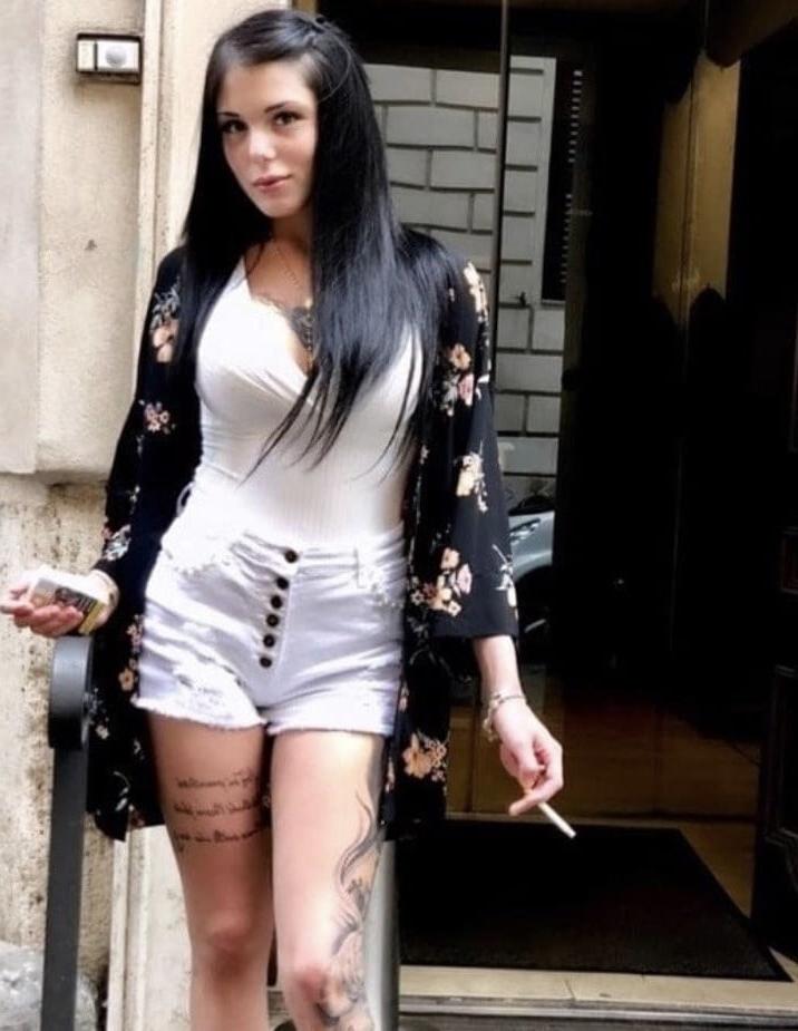 20P Smoking Hotties 24