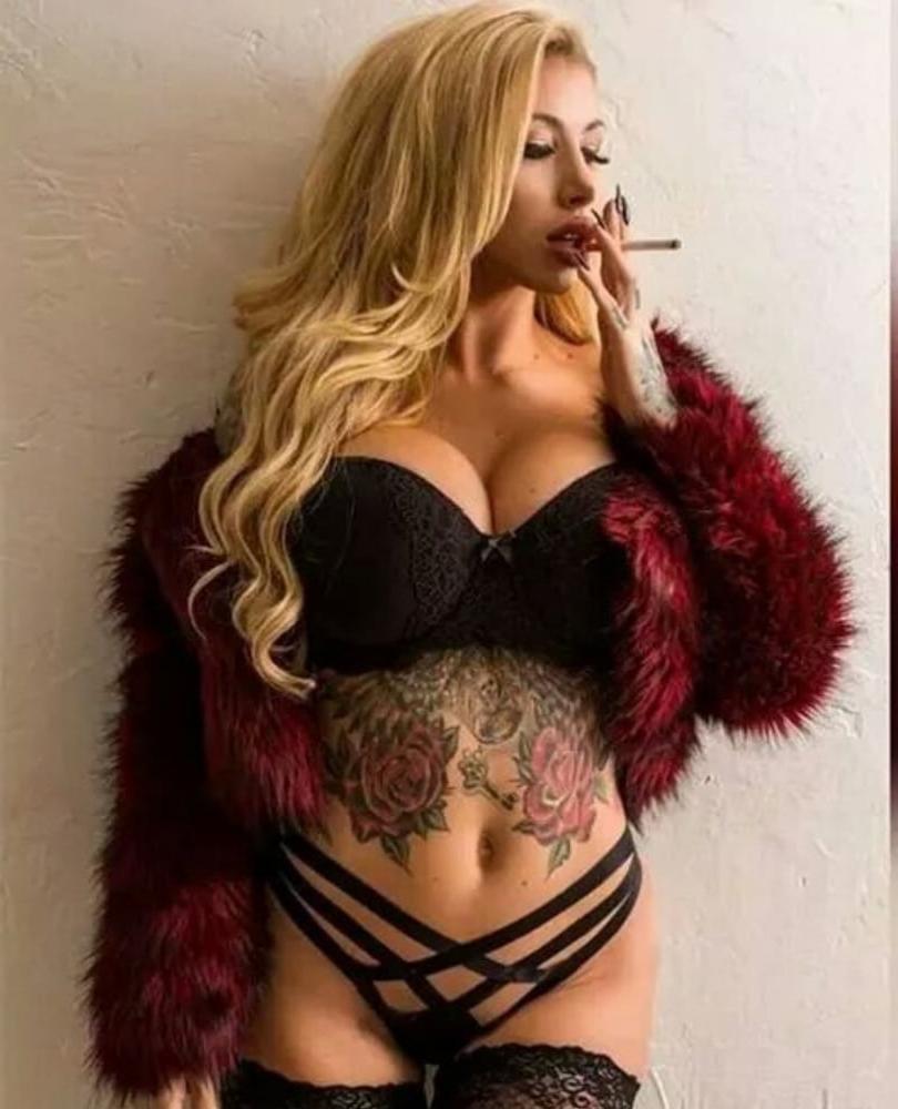 20P Smoking Hotties 24