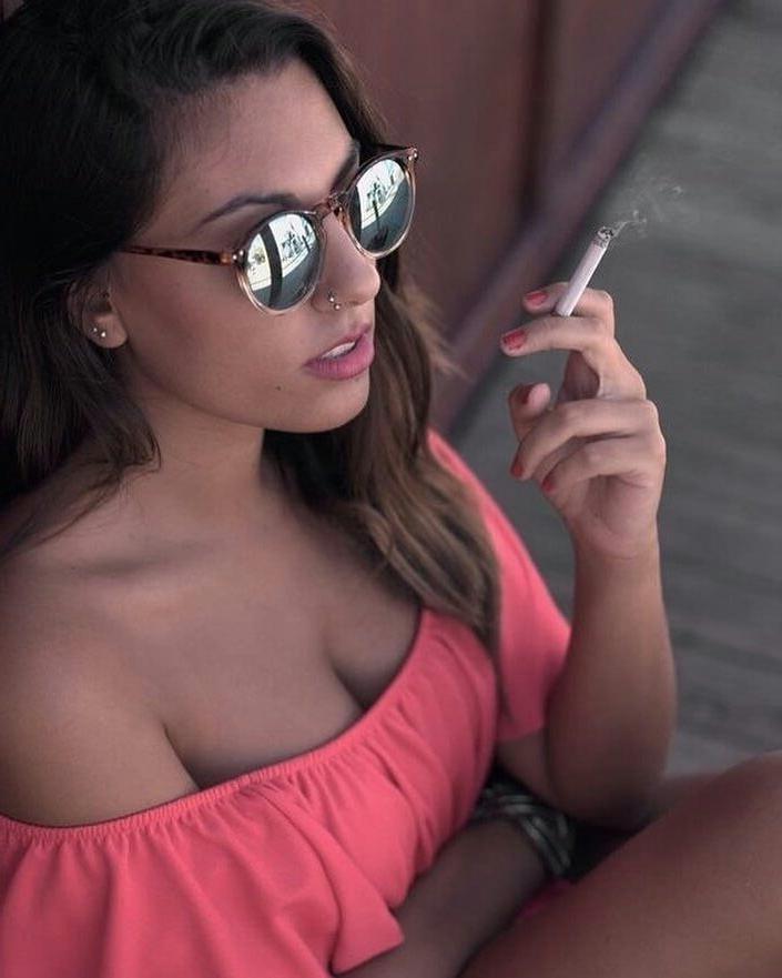 20P Smoking Hotties 24
