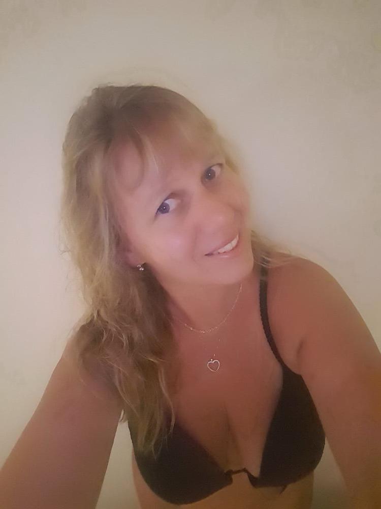 25P Blond mature wife selfies
