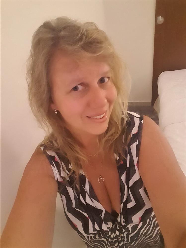 25P Blond mature wife selfies