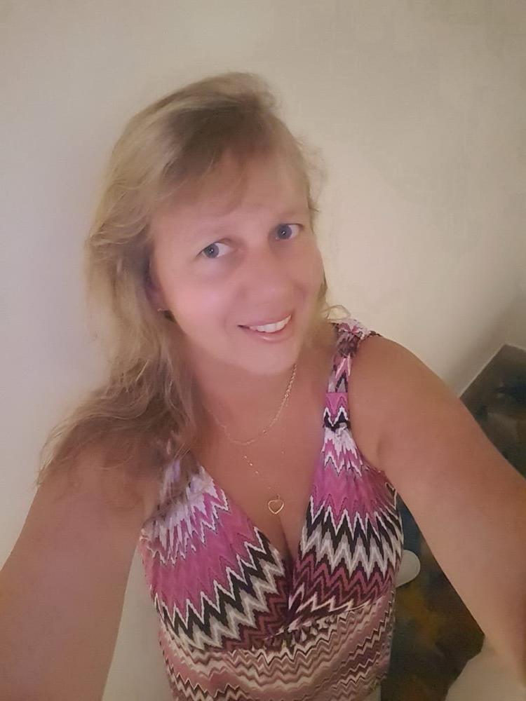 25P Blond mature wife selfies