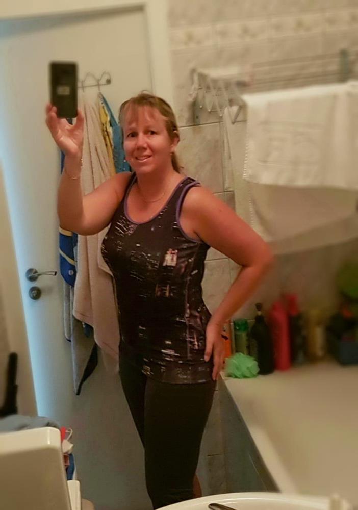 25P Blond mature wife selfies