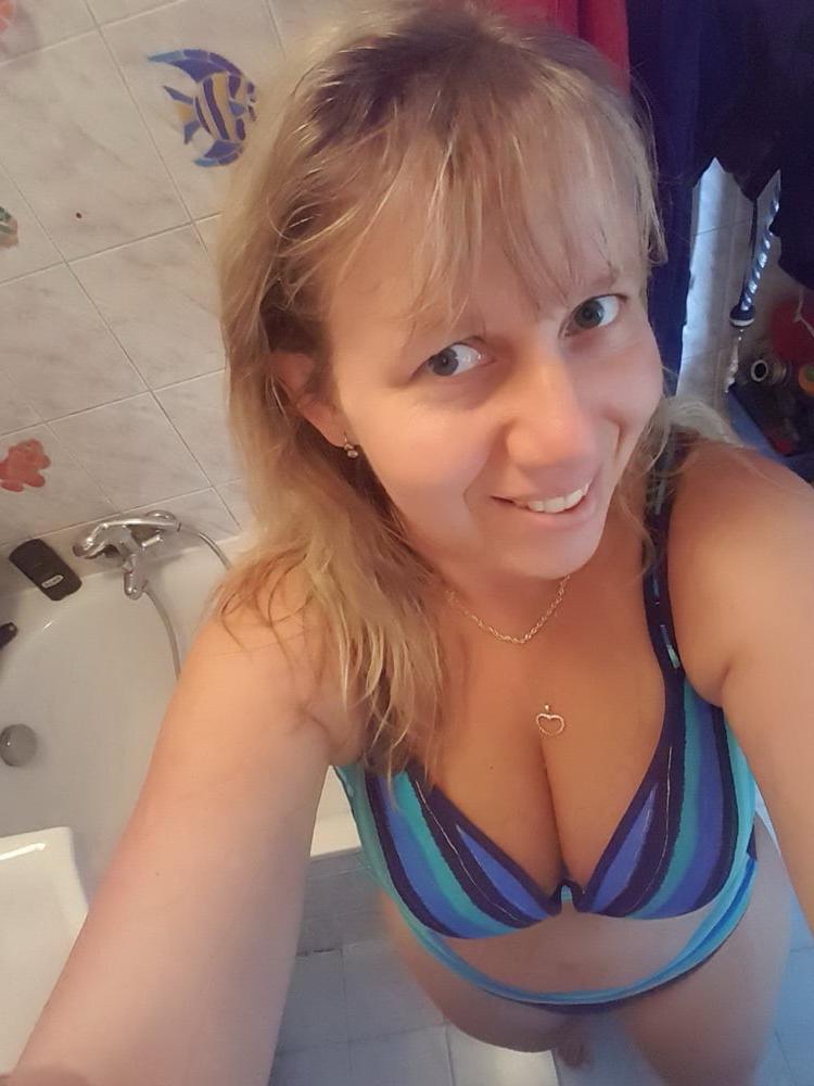 25P Blond mature wife selfies